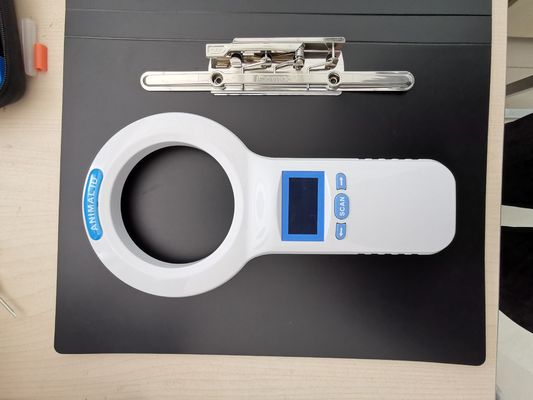 เครื่องสแกน RFID มิโครชิปพกพา พร้อมแบตเตอรี่ลิธีอุตสาหกรรมสําหรับการระบุตัวสัตว์อย่างรวดเร็วและการติดตามทางสัตวแพทย์