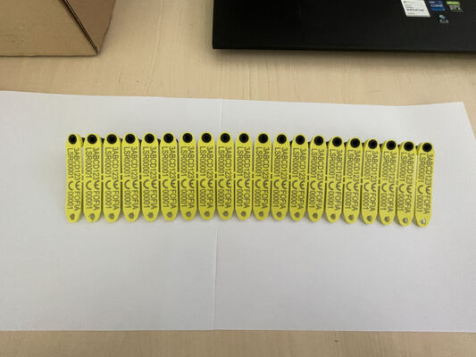 อุณหภูมิสูง ทนต่อการละลาย RFID ใส่เครื่องหมายหูอิเล็กทรอนิกส์สําหรับแกะด้วยวัสดุ TPU และชิป RFID ที่ติดตั้ง